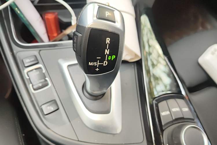 Used BMW 3 Series GT 2018 320i Sport Edition Gear Lever