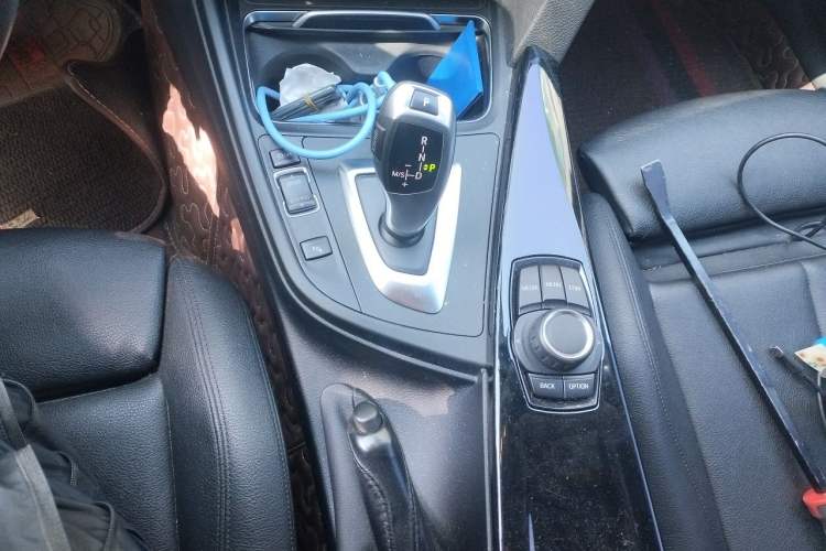 Used BMW 3 Series GT 2018 320i Sport Edition Gear Lever