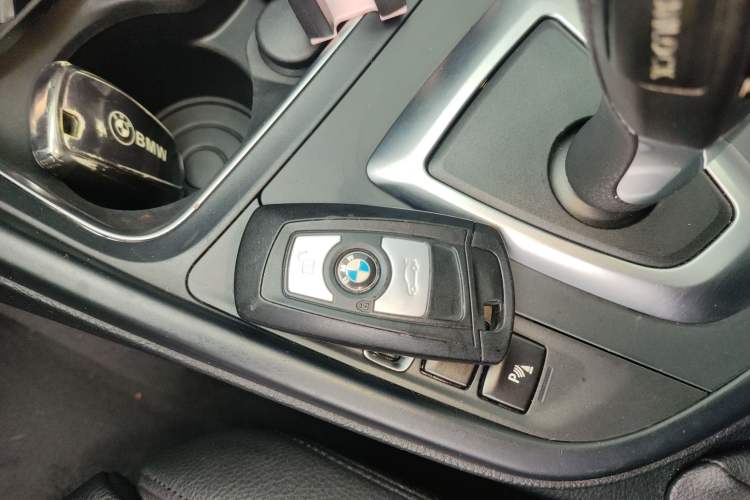 Used BMW 3 Series GT 2018 320i Sport Edition Interior 1