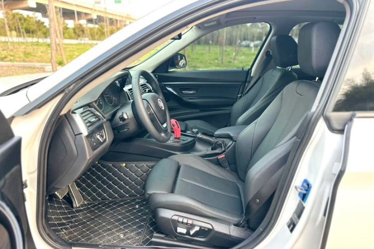 Used BMW 3 Series GT 2018 320i Sport Edition Interior 1