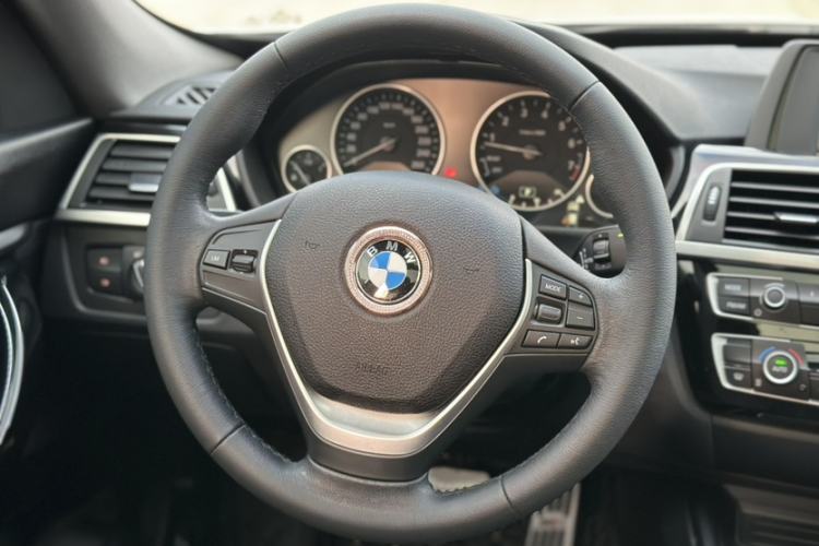 Used BMW 3 Series GT 2018 320i Sport Edition Interior 10
