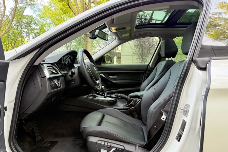 Used BMW 3 Series GT 2018 320i Sport Edition Interior 13