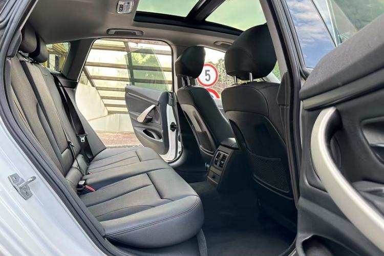 Used BMW 3 Series GT 2018 320i Sport Edition Interior 2