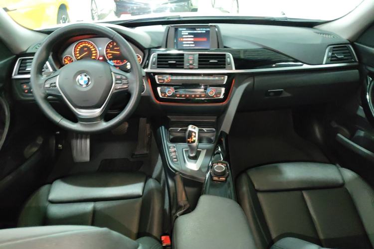 Used BMW 3 Series GT 2018 320i Sport Edition Interior 2