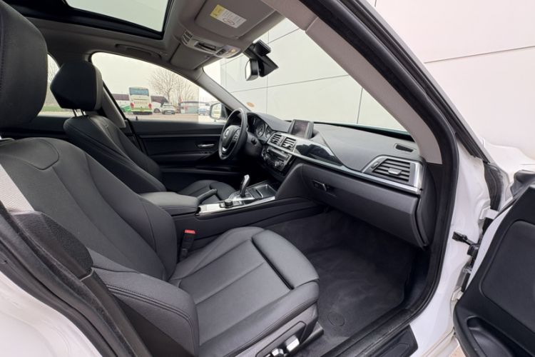 Used BMW 3 Series GT 2018 320i Sport Edition Interior 3