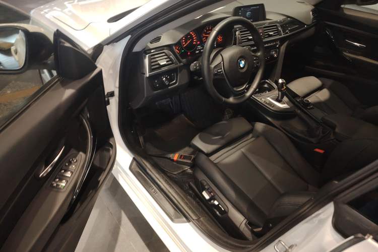 Used BMW 3 Series GT 2018 320i Sport Edition Interior 3