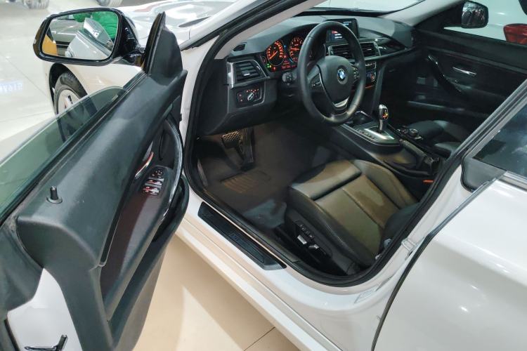 Used BMW 3 Series GT 2018 320i Sport Edition Interior 3