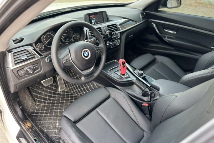 Used BMW 3 Series GT 2018 320i Sport Edition Interior 3