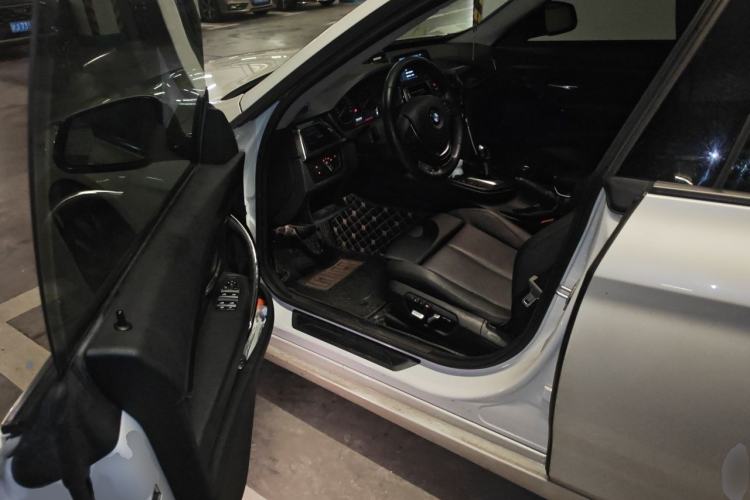 Used BMW 3 Series GT 2018 320i Sport Edition Interior 3