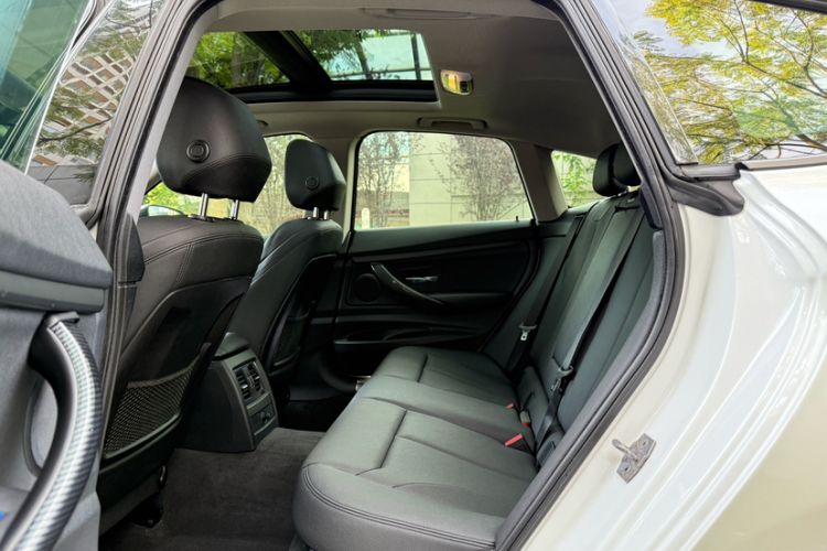 Used BMW 3 Series GT 2018 320i Sport Edition Interior 4
