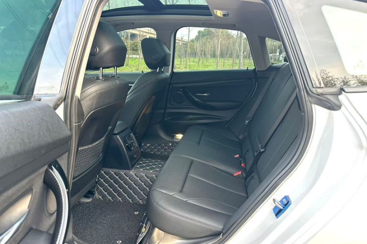 Used BMW 3 Series GT 2018 320i Sport Edition Interior 4