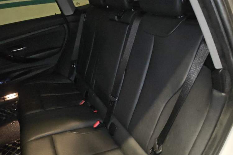 Used BMW 3 Series GT 2018 320i Sport Edition Interior 4