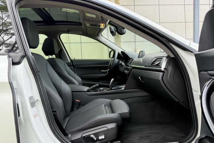 Used BMW 3 Series GT 2018 320i Sport Edition Interior 5