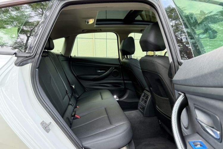 Used BMW 3 Series GT 2018 320i Sport Edition Interior 8