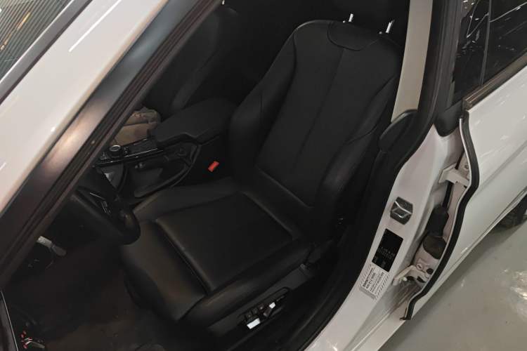 Used BMW 3 Series GT 2018 320i Sport Edition Left Front Seat