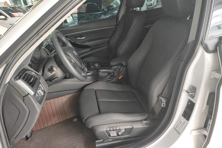 Used BMW 3 Series GT 2018 320i Sport Edition Left Front Seat