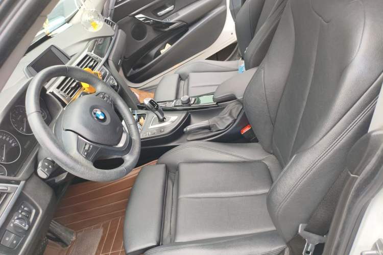 Used BMW 3 Series GT 2018 320i Sport Edition Left Front Seat