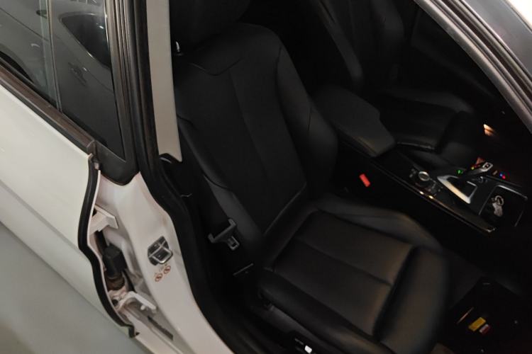Used BMW 3 Series GT 2018 320i Sport Edition Right Front Seat