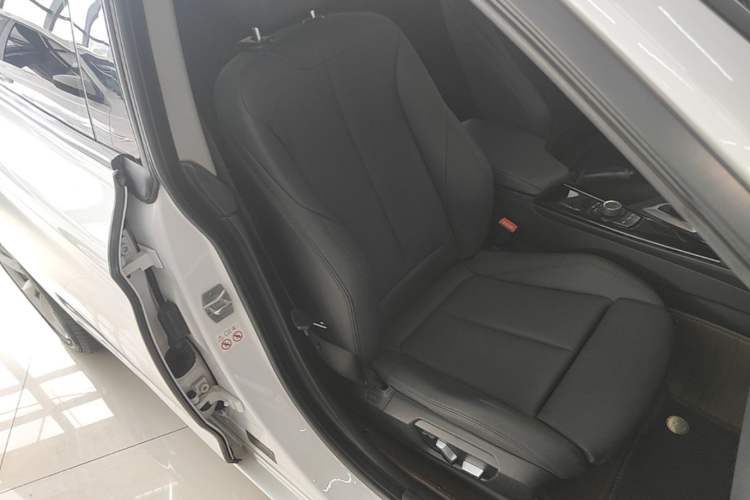 Used BMW 3 Series GT 2018 320i Sport Edition Right Front Seat