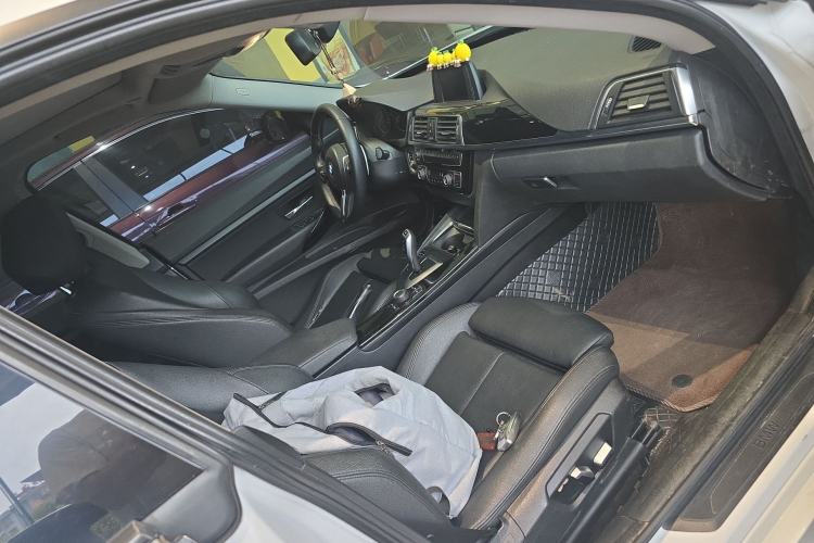 Used BMW 3 Series GT 2018 320i Sport Edition Right Front Seat