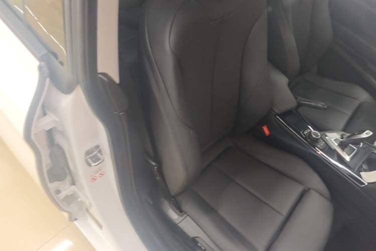 Used BMW 3 Series GT 2018 320i Sport Edition Right Front Seat