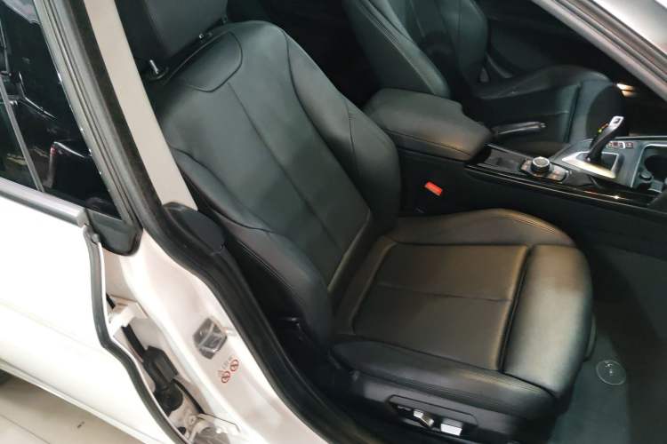 Used BMW 3 Series GT 2018 320i Sport Edition Right Front Seat