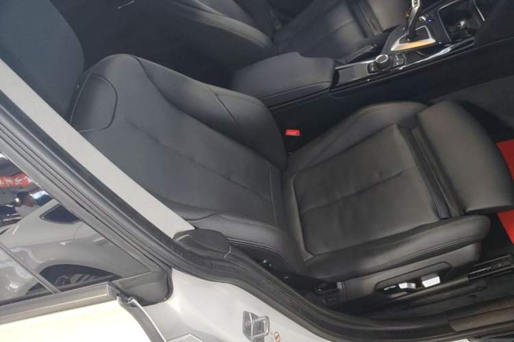 Used BMW 3 Series GT 2018 320i Sport Edition Right Front Seat