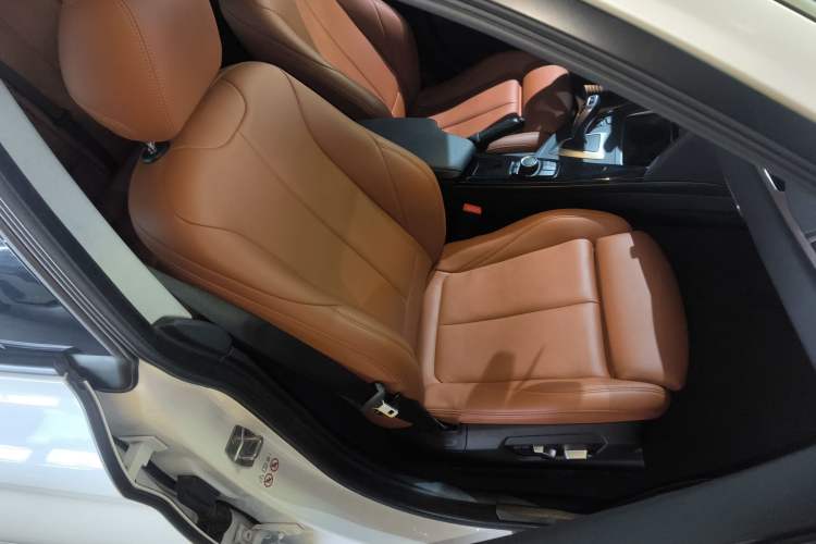 Used BMW 3 Series GT 2018 320i Sport Edition Right Front Seat