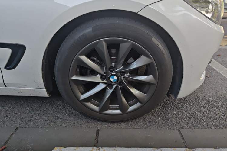 Used BMW 3 Series GT 2018 320i Sport Edition Right Front Wheel Hub