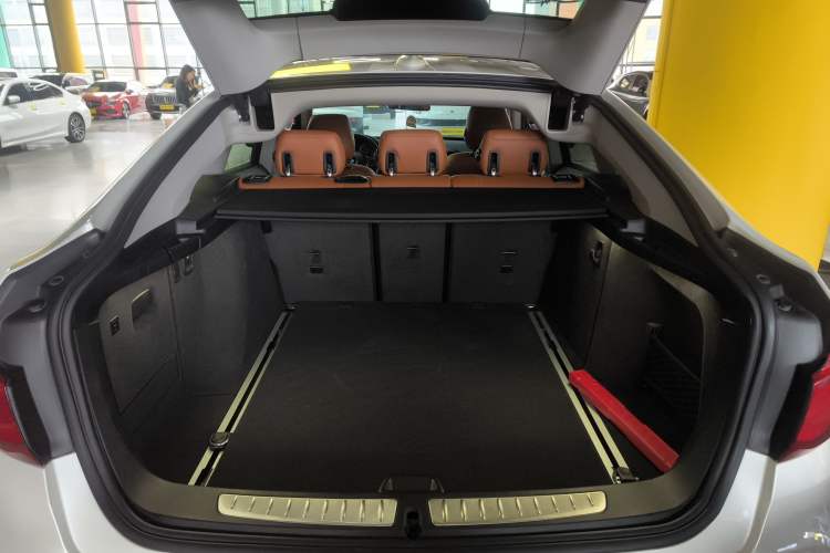 Used BMW 3 Series GT 2018 320i Sport Edition Trunk