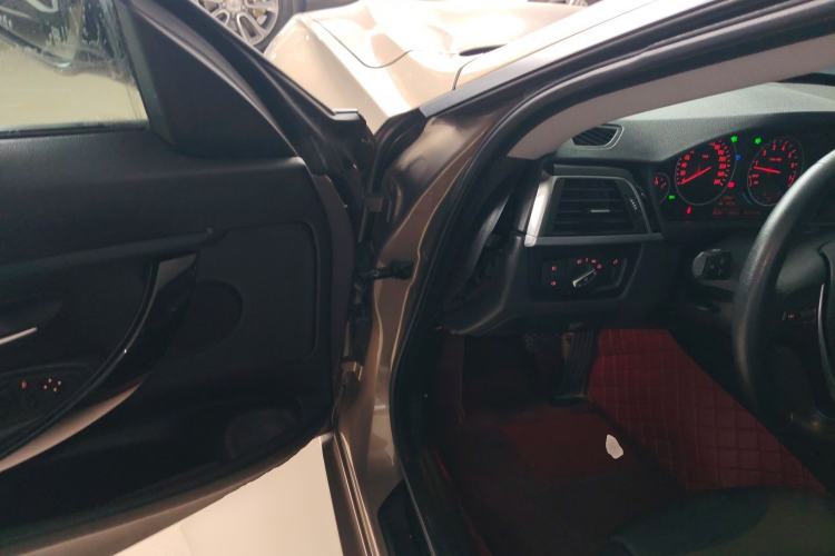 Used BMW 3 Series GT 2018 320i Sport Edition Driver Seat
