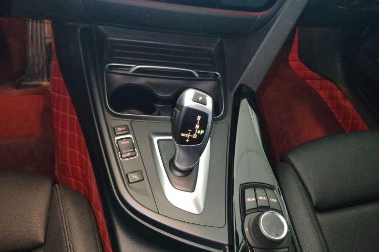 Used BMW 3 Series GT 2018 320i Sport Edition Gear Lever
