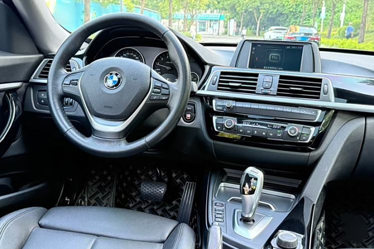 Used BMW 3 Series GT 2018 320i Sport Edition Interior 3