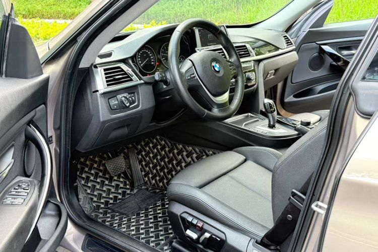Used BMW 3 Series GT 2018 320i Sport Edition Interior 4