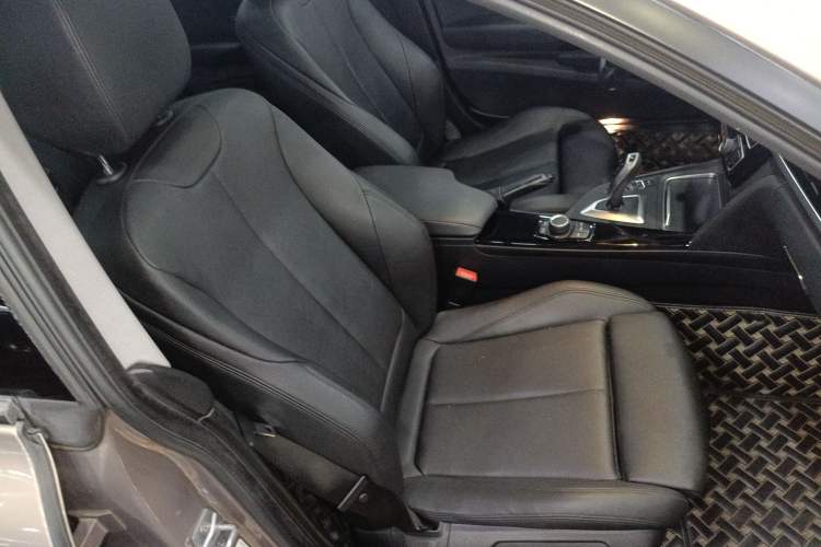 Used BMW 3 Series GT 2018 320i Sport Edition Right Front Seat