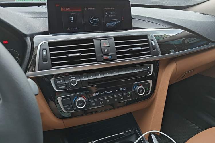 Used BMW 3 Series GT 2019 320i Luxury Design Package Audio And AC Panel