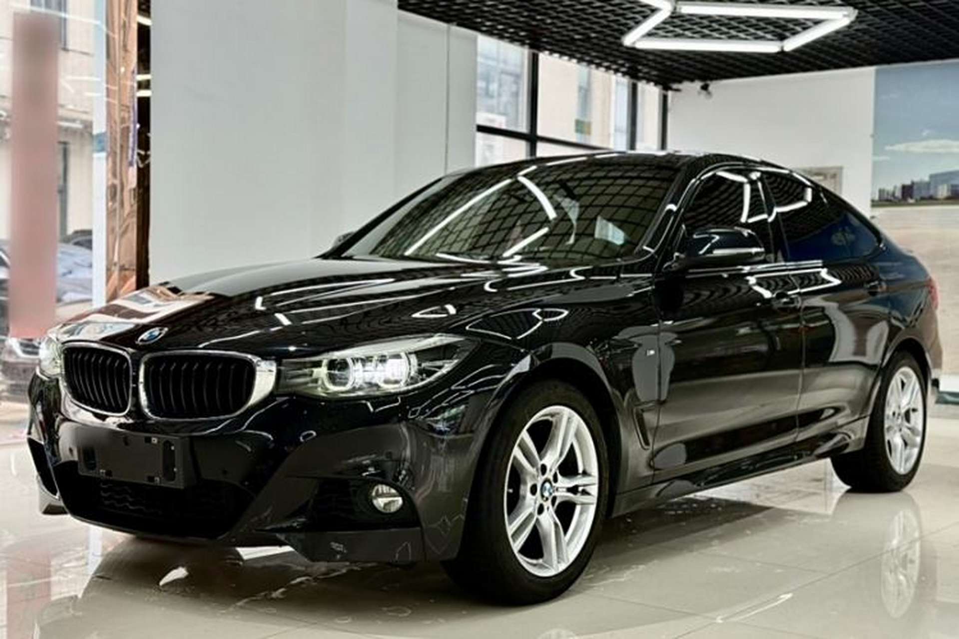 Used BMW 3 Series GT 2019 320i M Sport Package Front Left 45 Deg