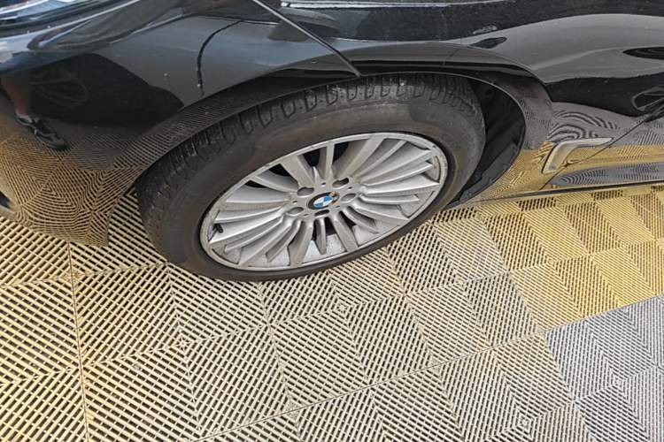 Used BMW 3 Series GT 2019 320i Luxury Design Package Left Front Wheel Hub