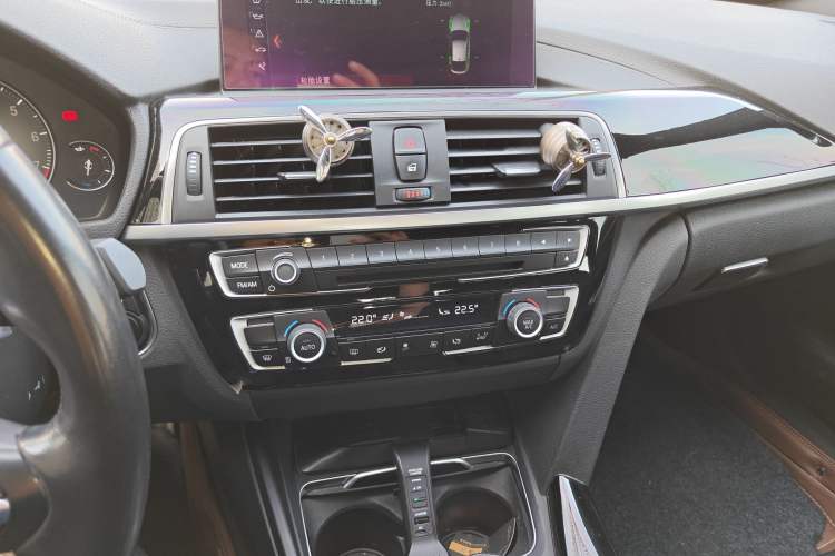 Used BMW 3 Series GT 2019 320i M Sport Package Audio And AC Panel