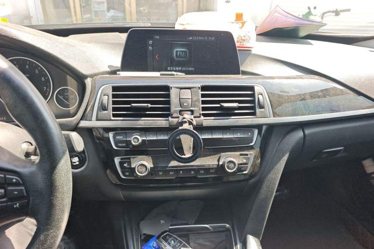 Used BMW 3 Series GT 2019 320i Sport Edition Audio And AC Panel