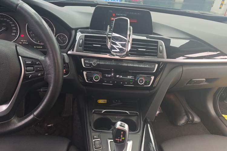 Used BMW 3 Series GT 2019 320i Sport Edition Audio And AC Panel