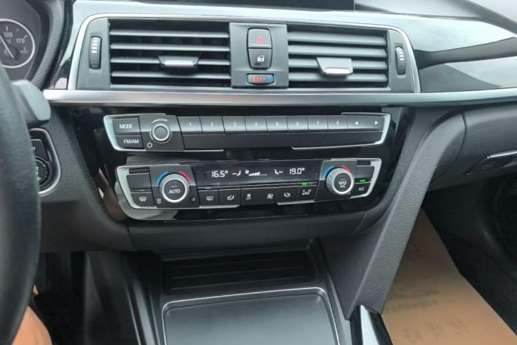 Used BMW 3 Series GT 2019 320i Sport Edition Audio And AC Panel