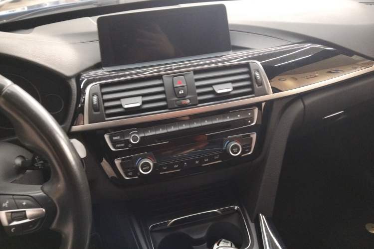 Used BMW 3 Series GT 2019 320i M Sport Package Audio And AC Panel
