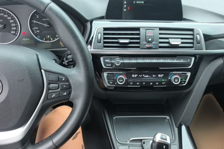 Used BMW 3 Series GT 2019 320i Sport Edition Center Console