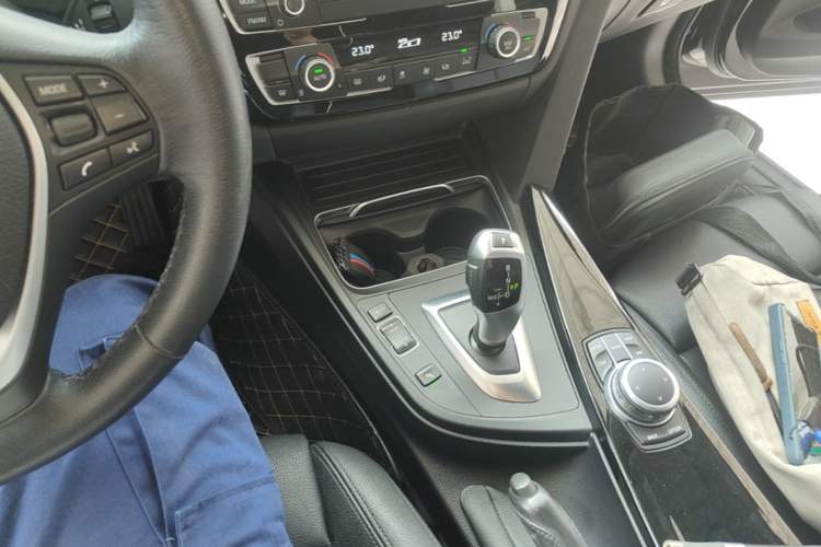 Used BMW 3 Series GT 2019 320i Sport Edition Gear Lever