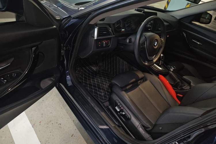 Used BMW 3 Series GT 2019 320i Sport Edition Interior 3