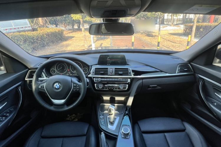 Used BMW 3 Series GT 2019 320i Sport Edition Interior 4