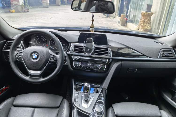 Used BMW 3 Series GT 2019 320i Sport Edition Interior 7