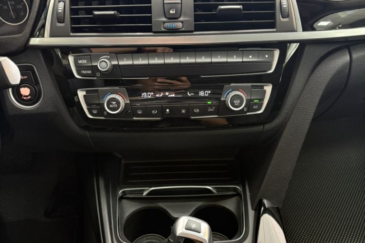 Used BMW 3 Series GT 2019 320i Sport Edition Audio And AC Panel