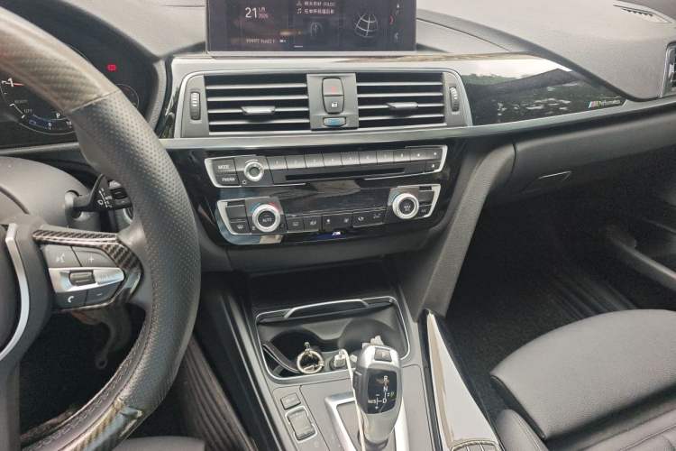 Used BMW 3 Series GT 2019 320i M Sport Package Audio And AC Panel